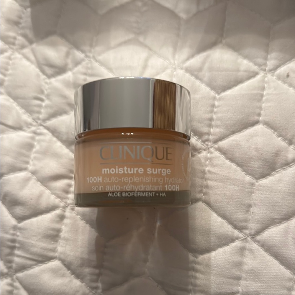 Clinique Moisture Surge 100H Auto-Replenishing Hydrator - Silver and Cream